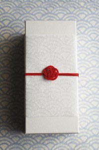 水引梅結びで作るプレゼント用和風ラッピング｜結婚式の引菓子に利用