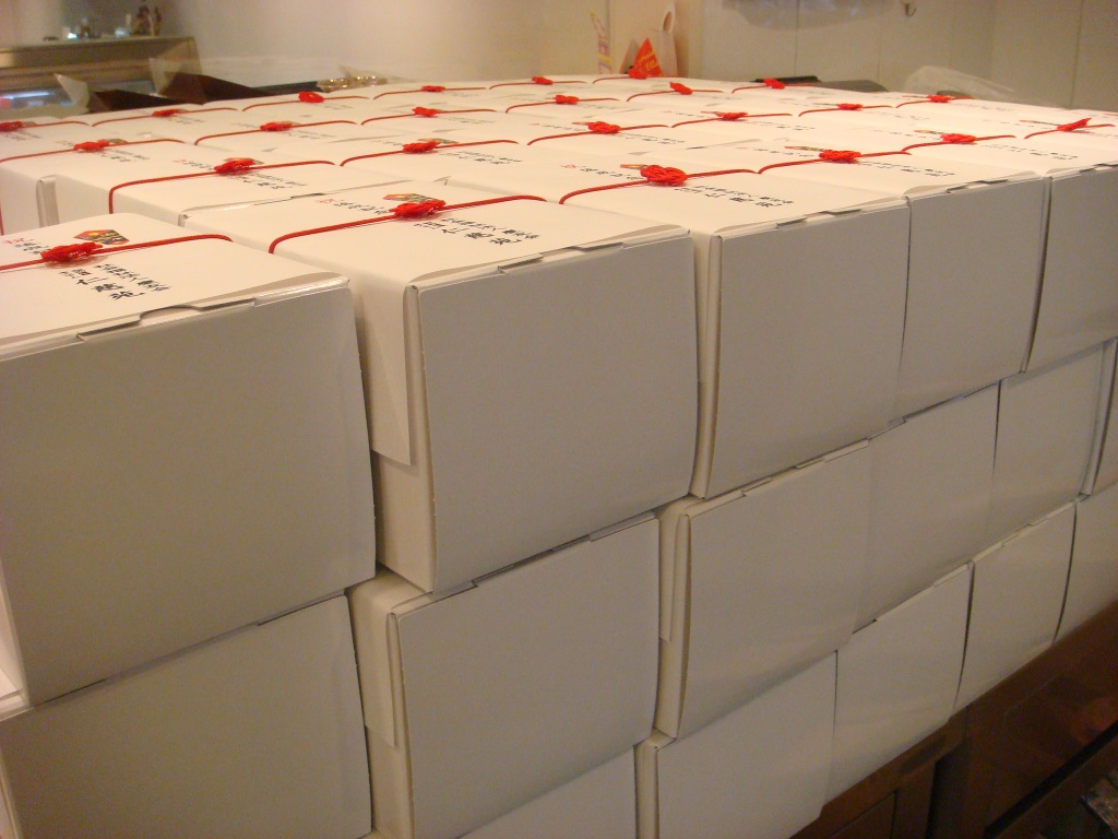 赤色の水引梅結びゴム付 ロールケーキのプレゼントラッピング 大橋丹治株式会社